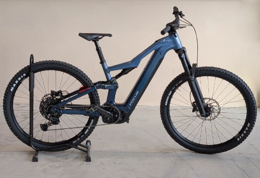 vélo marque Focus bleu nacré, marque partenaire