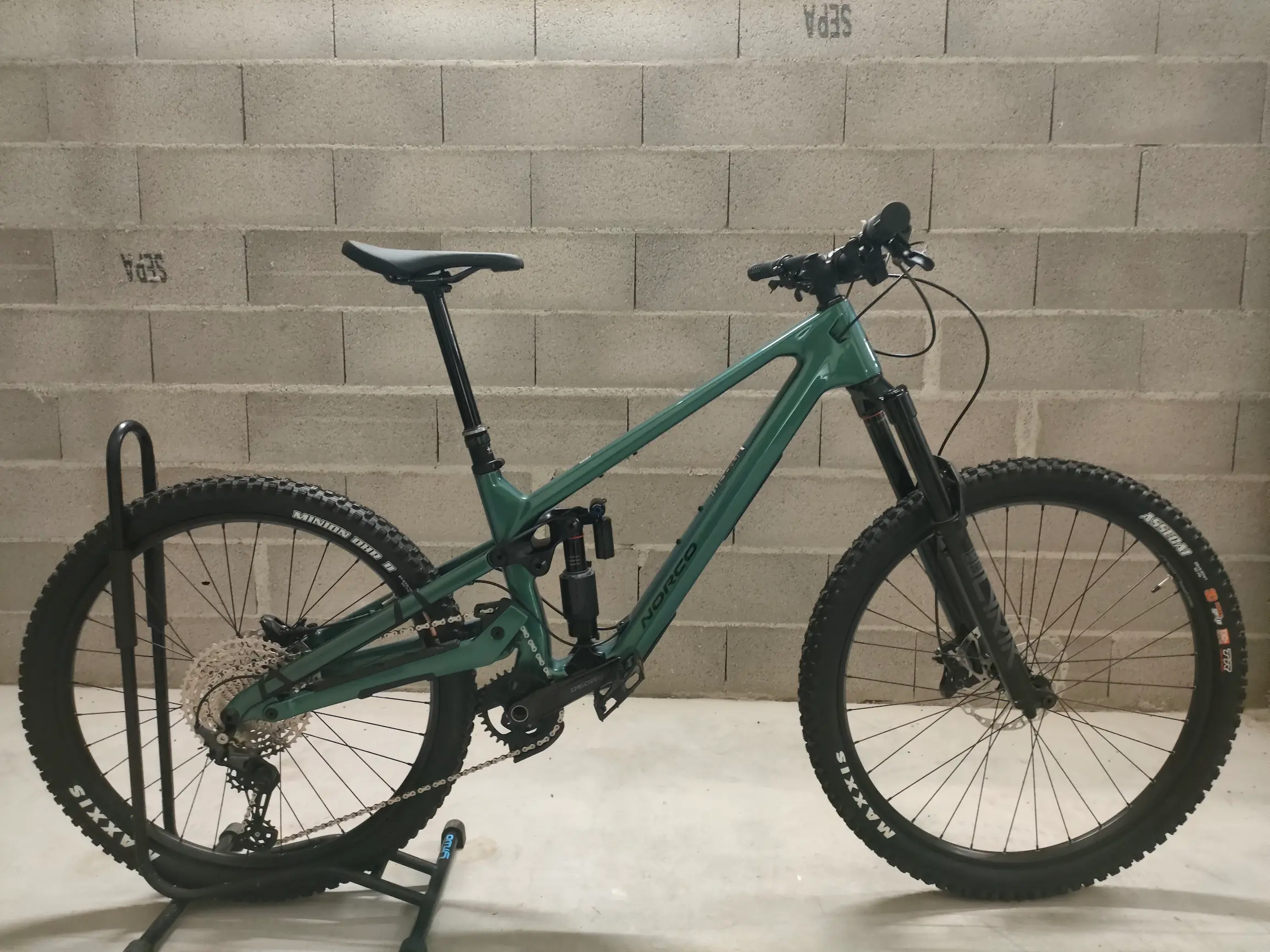 GABARIT 510 350 velos neufs amb 01 vélo marque Focus bleu nacré, marque partenaire