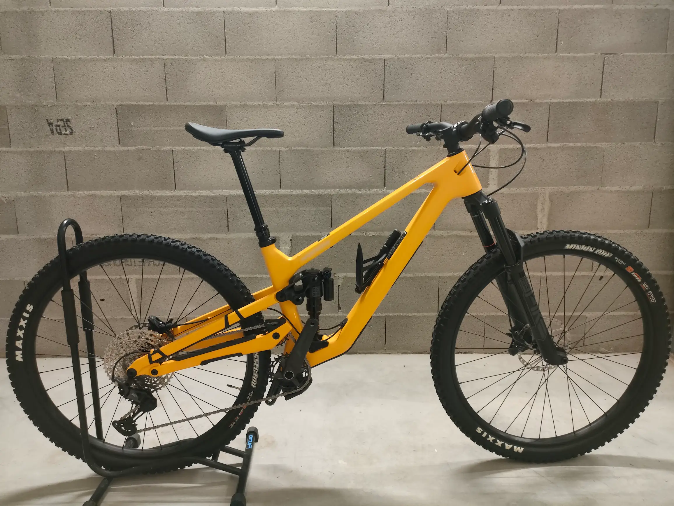 vélo marque Focus bleu nacré, marque partenaire