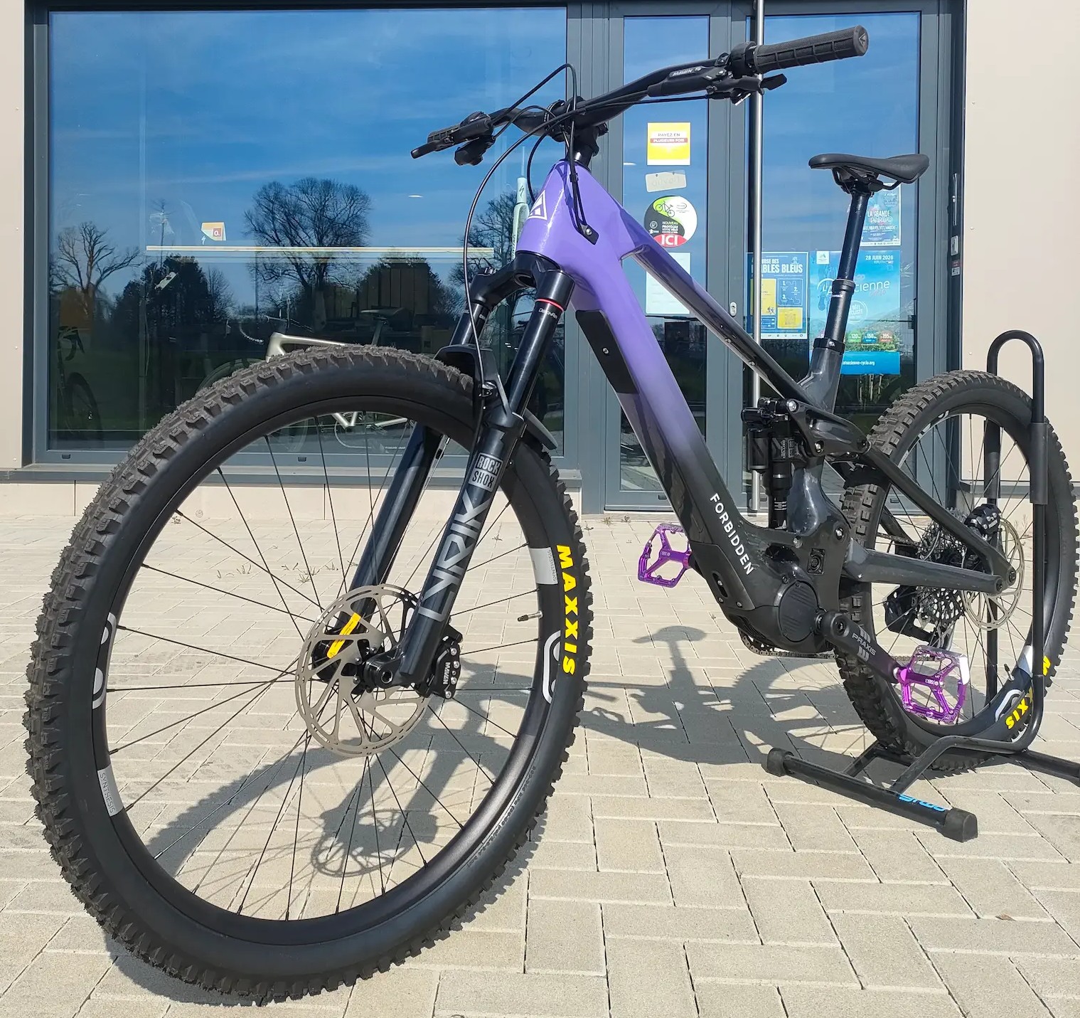 vélo marque Focus bleu nacré, marque partenaire