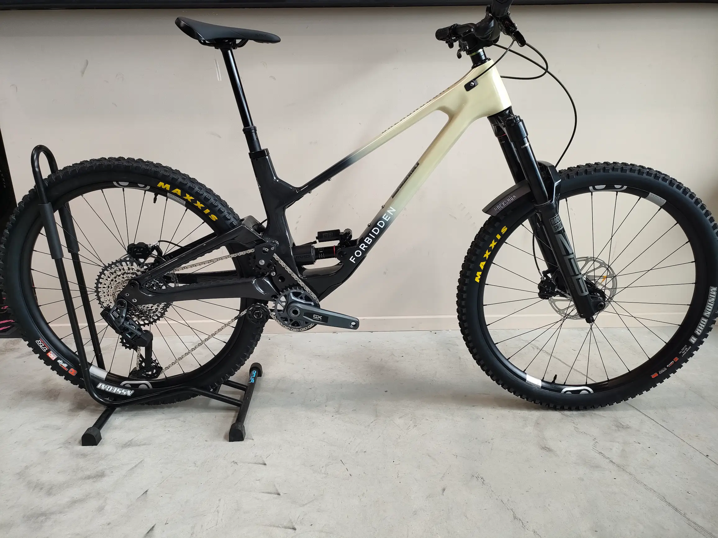 vélo marque Focus bleu nacré, marque partenaire