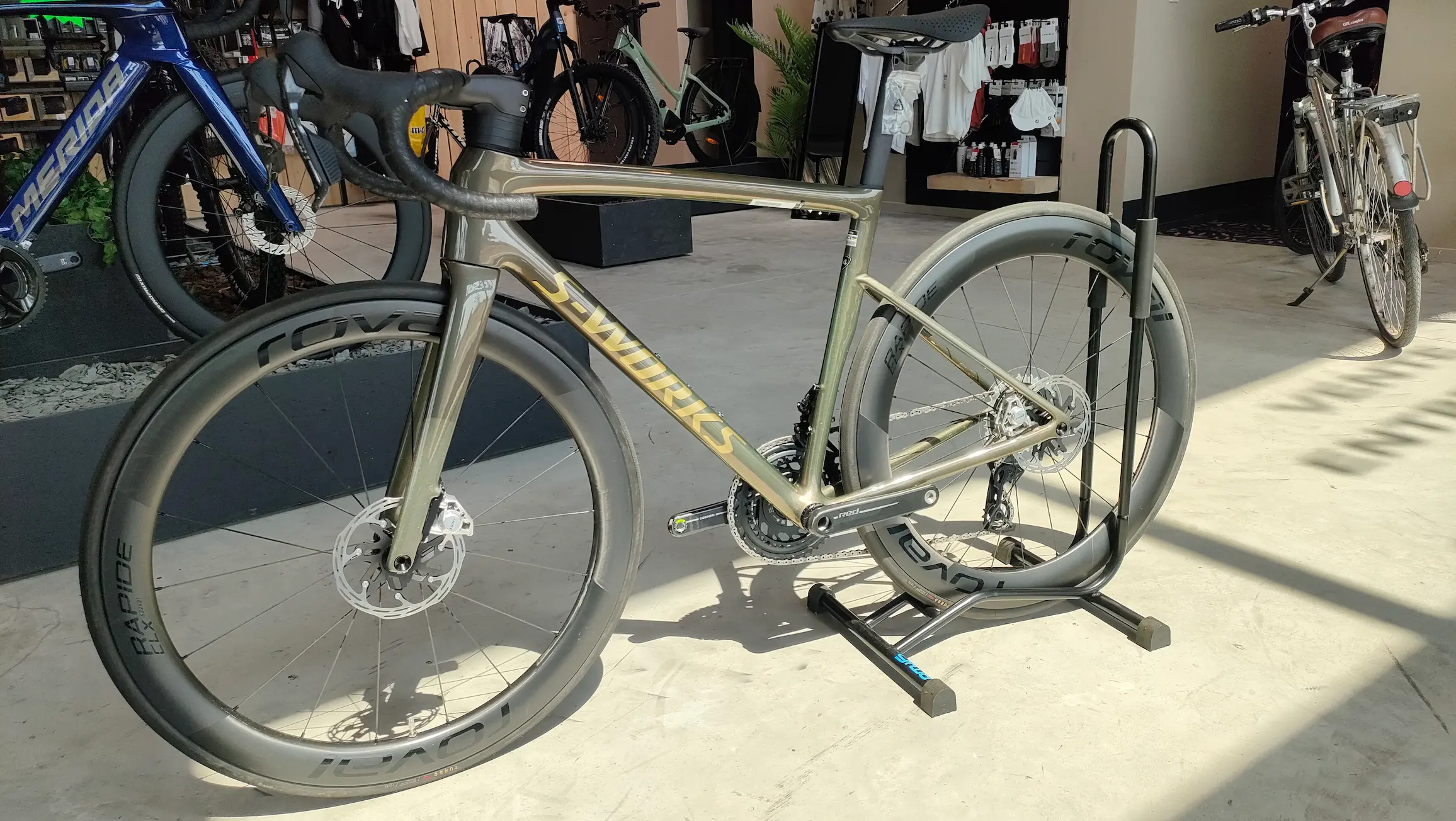 vélo marque Focus bleu nacré, marque partenaire